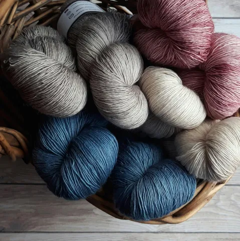 Basket with skeins of yarn 